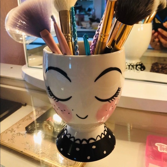 Makeup brush holder - Picture 1 of 7